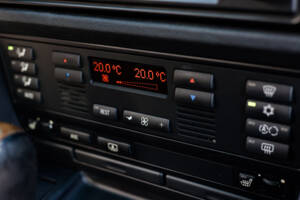 Image 23/31 of BMW 528i (1996)