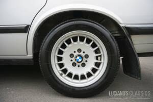 Image 21/59 of BMW 528i (1982)