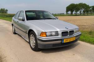 Image 13/40 de BMW 320i (1994)