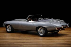 Image 3/17 de Jaguar E-Type (1970)