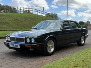 Image 7/31 of Jaguar XJ 6 4.0 Sovereign (1996)