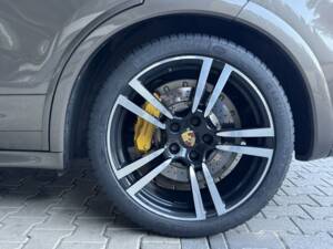 Bild 22/24 von Porsche Cayenne Turbo S (2014)