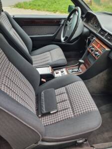 Image 12/29 of Mercedes-Benz E 200 (1995)