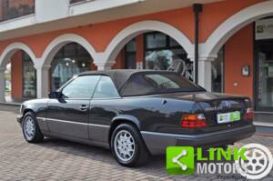 Imagen 3/10 de Mercedes-Benz 300 CE-24 (1993)