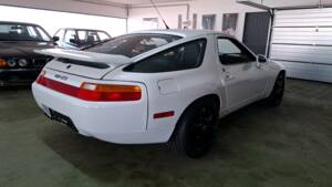 Image 17/39 of Porsche 928 GTS (1995)