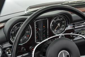 Image 18/32 de Mercedes-Benz 280 SL (1968)