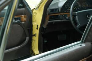 Bild 36/50 von Mercedes-Benz 380 SE (1983)