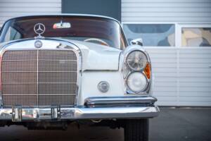 Image 6/24 de Mercedes-Benz 220 SE b (1963)