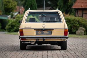 Image 14/53 de Mercedes-Benz 200 T (1982)