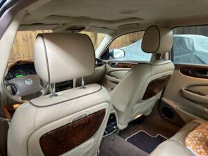 Bild 8/9 von Jaguar XJ 8 4.2 (2008)