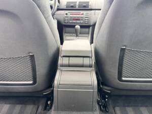 Image 39/57 of BMW 320i (2002)