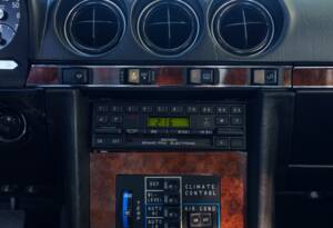 Image 16/26 of Mercedes-Benz 380 SLC (1981)