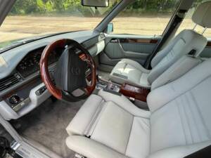 Image 2/8 of Mercedes-Benz 400 E (1991)
