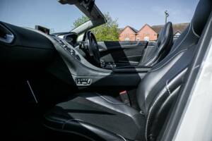 Image 18/50 of Aston Martin Vanquish Volante (2014)