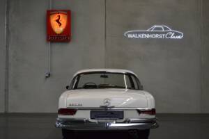 Image 40/61 de Mercedes-Benz 250 SE (1966)