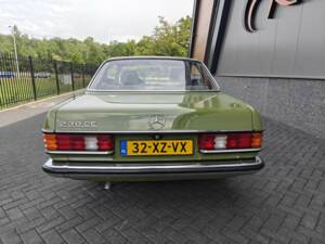 Immagine 6/50 di Mercedes-Benz 230 CE (1982)