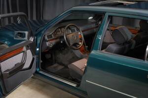Image 13/40 de Mercedes-Benz E 220 (1995)