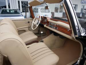 Image 13/25 of Mercedes-Benz 220 SE b (1963)