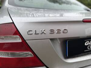 Image 4/27 of Mercedes-Benz CLK 320 (2002)