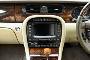 Image 31/50 of Jaguar XJ 8 4.2 (2006)