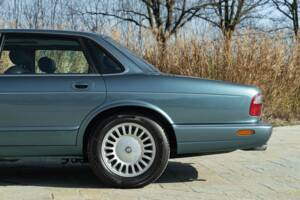Bild 21/50 von Jaguar XJ 8 Executive (1997)