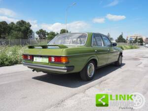 Image 2/10 de Mercedes-Benz 240 D (1982)