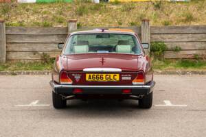 Image 8/50 of Daimler Double Six (1983)