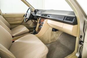 Bild 17/50 von Mercedes-Benz 230 TE (1987)