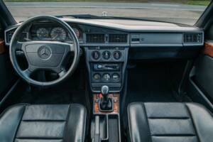Bild 24/32 von Mercedes-Benz 190 E 2.5-16V (1992)