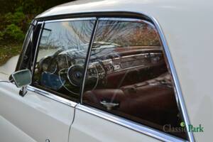Image 37/50 of Mercedes-Benz 250 SE (1966)