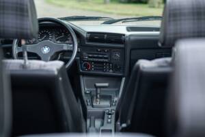 Image 44/71 of BMW 325i (1989)