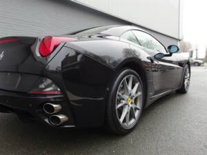 Image 16/99 of Ferrari California (2010)