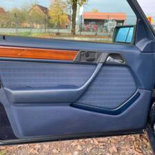 Image 72/148 of Mercedes-Benz 320 TE (1993)