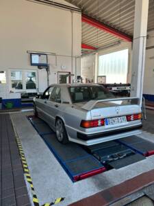 Immagine 37/49 di Mercedes-Benz 190 E (1990)