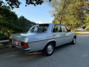 Imagen 5/28 de Mercedes-Benz 200 (1975)