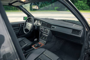 Bild 30/53 von Mercedes-Benz 190 E 2.5-16 (1991)