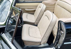 Image 25/28 of Dual-Ghia Convertible (1957)