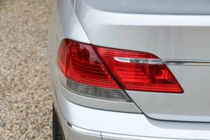Immagine 43/50 di BMW 750i (2007)