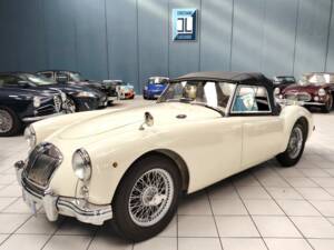Image 4/61 of MG MGA 1500 (1958)
