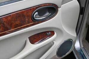 Immagine 30/50 di Jaguar XJ 8 Executive (2002)