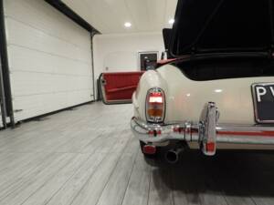 Image 13/15 of Mercedes-Benz 190 SL (1963)