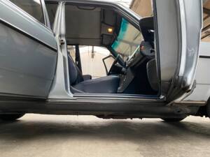 Image 16/19 of Mercedes-Benz 280 E (1981)