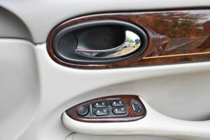 Immagine 44/50 di Jaguar XJ 8 Executive (2002)