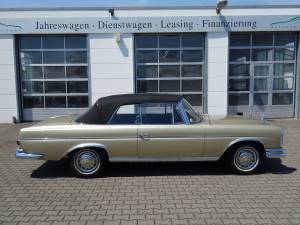 Image 26/32 of Mercedes-Benz 300 SE (1964)