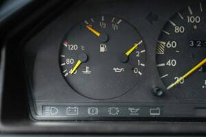 Immagine 40/48 di Mercedes-Benz 200 CE (1990)