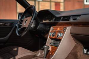 Immagine 33/73 di Mercedes-Benz 300 CE (1991)