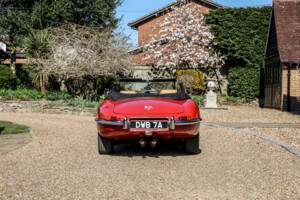 Image 11/41 de Jaguar E-Type (1968)