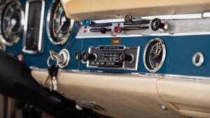 Image 29/33 of Mercedes-Benz 230 SL (1966)