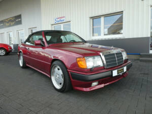 Image 1/25 de Mercedes-Benz 300 CE-24 3.4 AMG (1994)