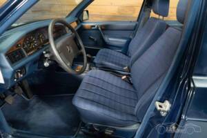 Imagen 12/19 de Mercedes-Benz 190 D (1990)